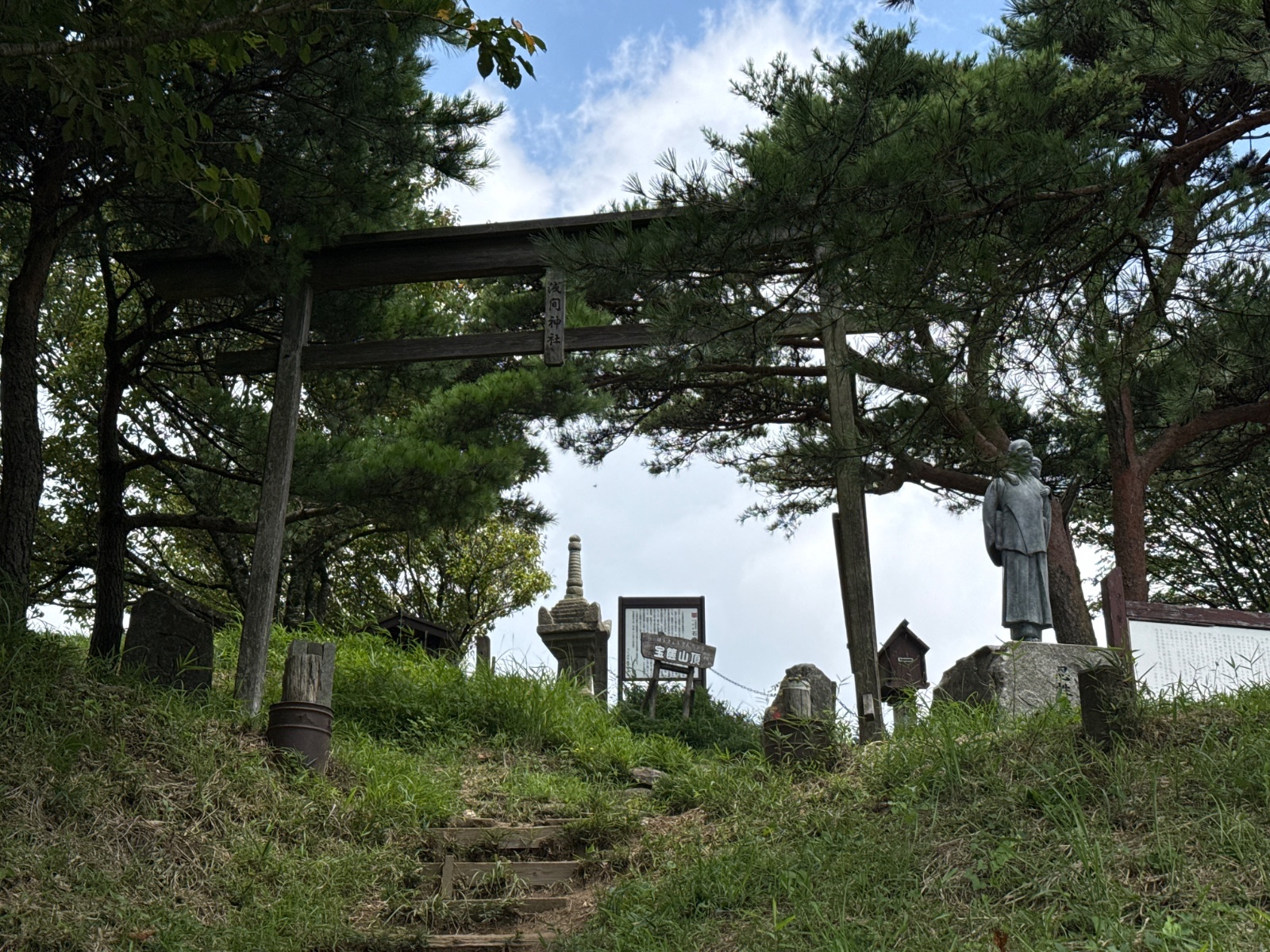 浅間神社（宝篋山山頂）｜律僧と山の神が並び立つ、筑波の霊峰