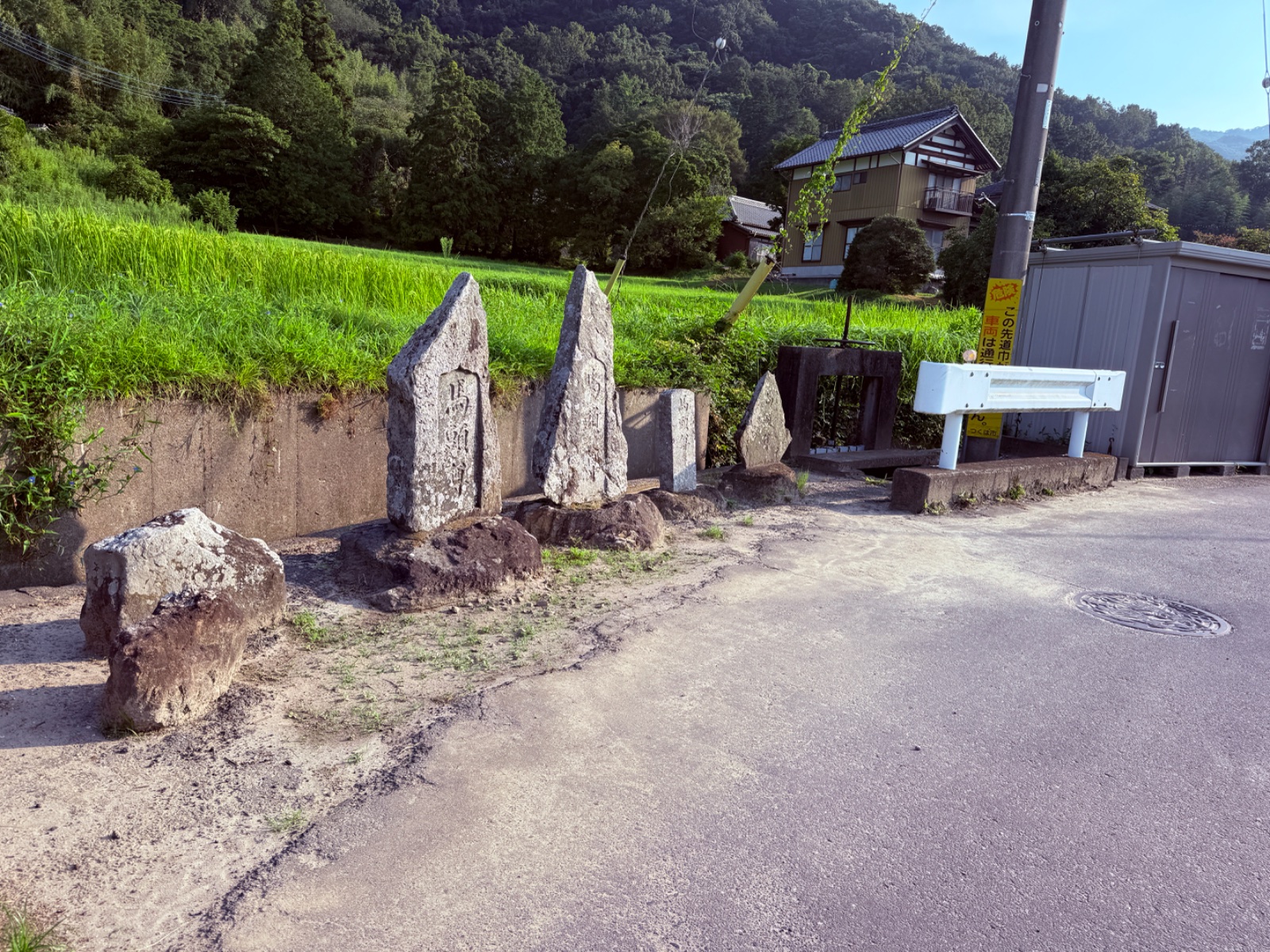馬頭観音石碑群｜路傍に立つ、馬を悼む石の祈り