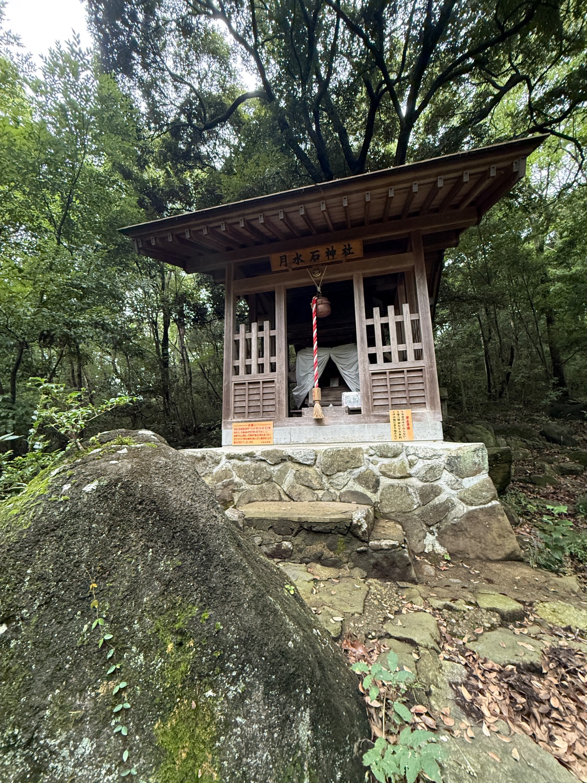 月水石神社｜石の女神、拒まれてこの丘に留まる